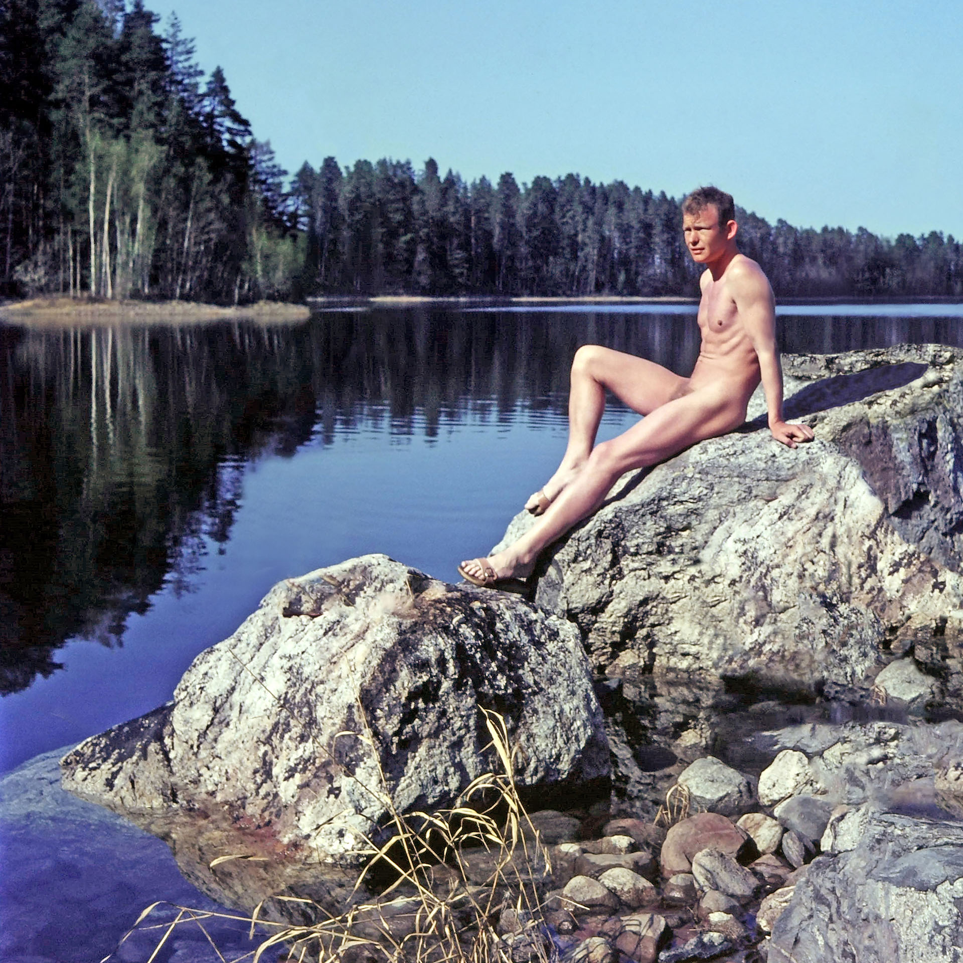 Nackt und frei in der Natur - Nackter Mann bei einer Nordlandfahrt, Skandinavien, Finnland